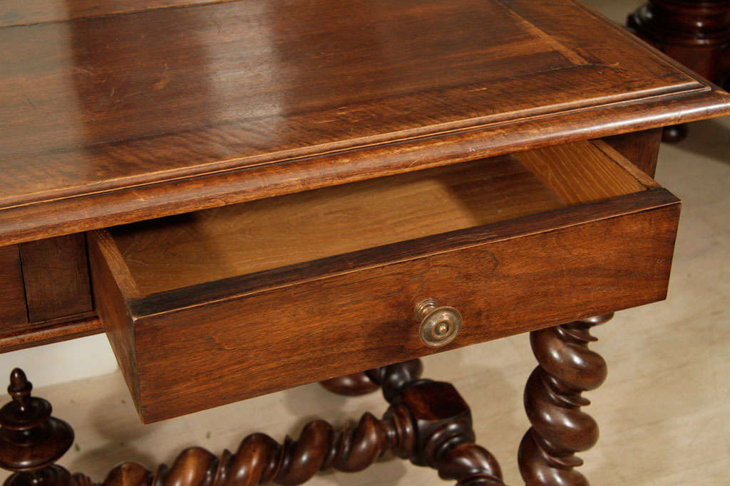 Englischer Zwei-Schubladen-Tisch aus Nussbaumholz, 19. Jahrhundert im Angebot 1