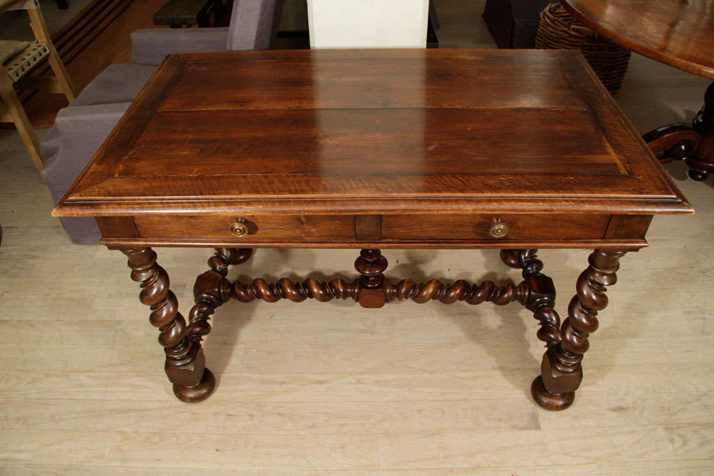 Englischer Zwei-Schubladen-Tisch aus Nussbaumholz, 19. Jahrhundert im Angebot 2