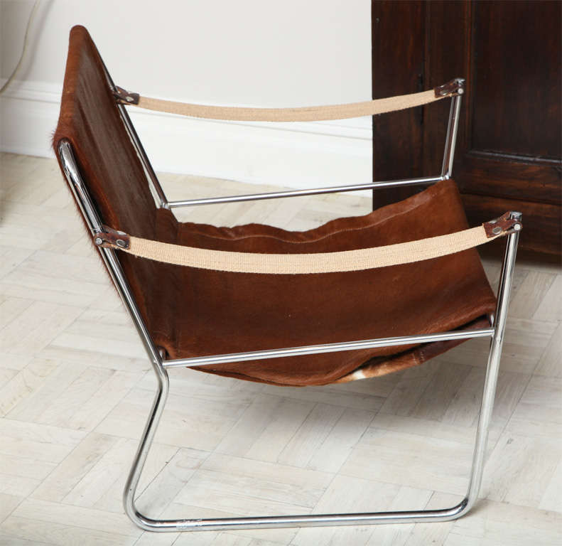 Chaise longue basse du milieu du 20e siècle, en peau de daim et chrome.