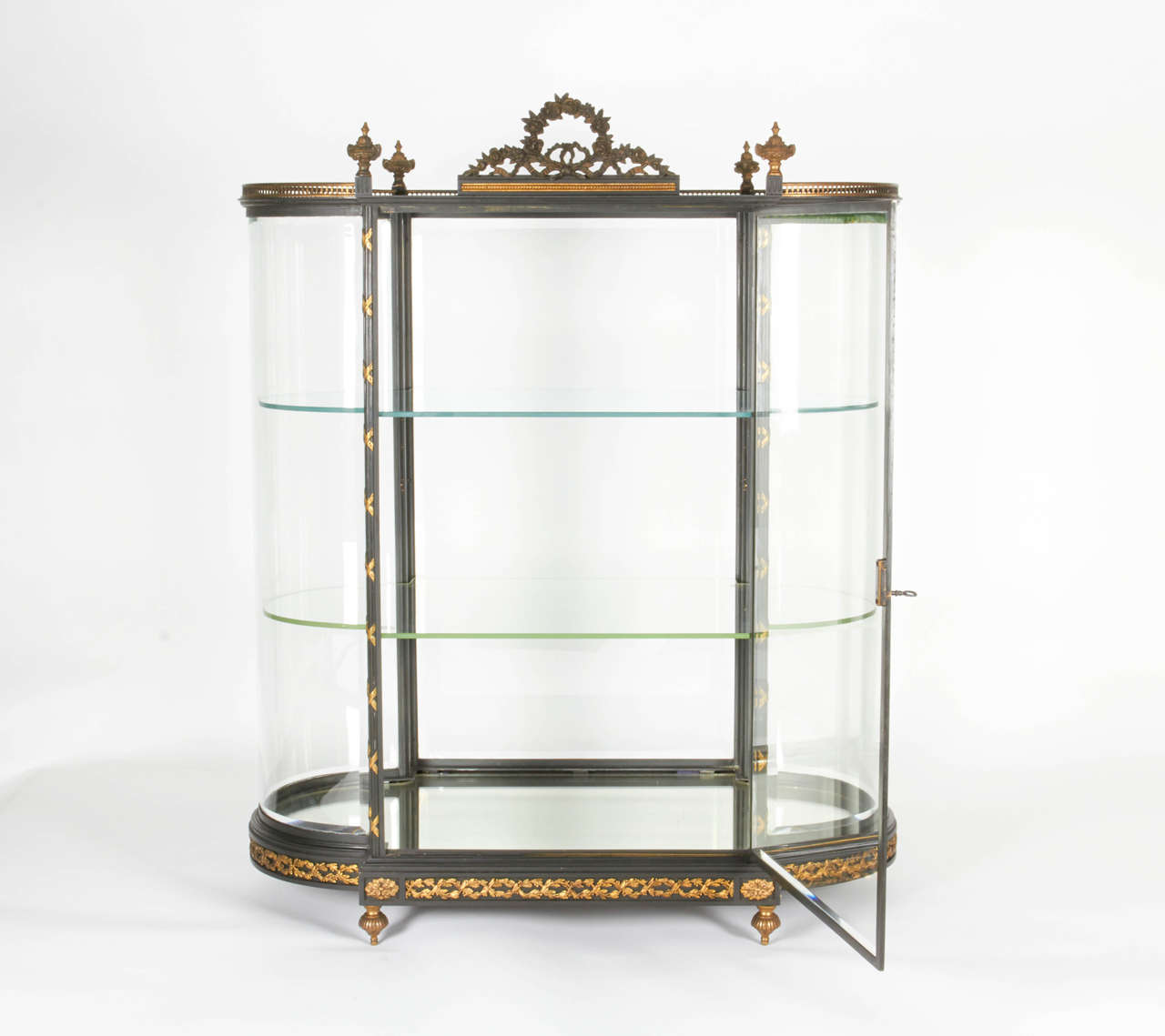 20ième siècle Vitrine ou vitrine à bijoux ancienne en verre, bronze et acier en vente