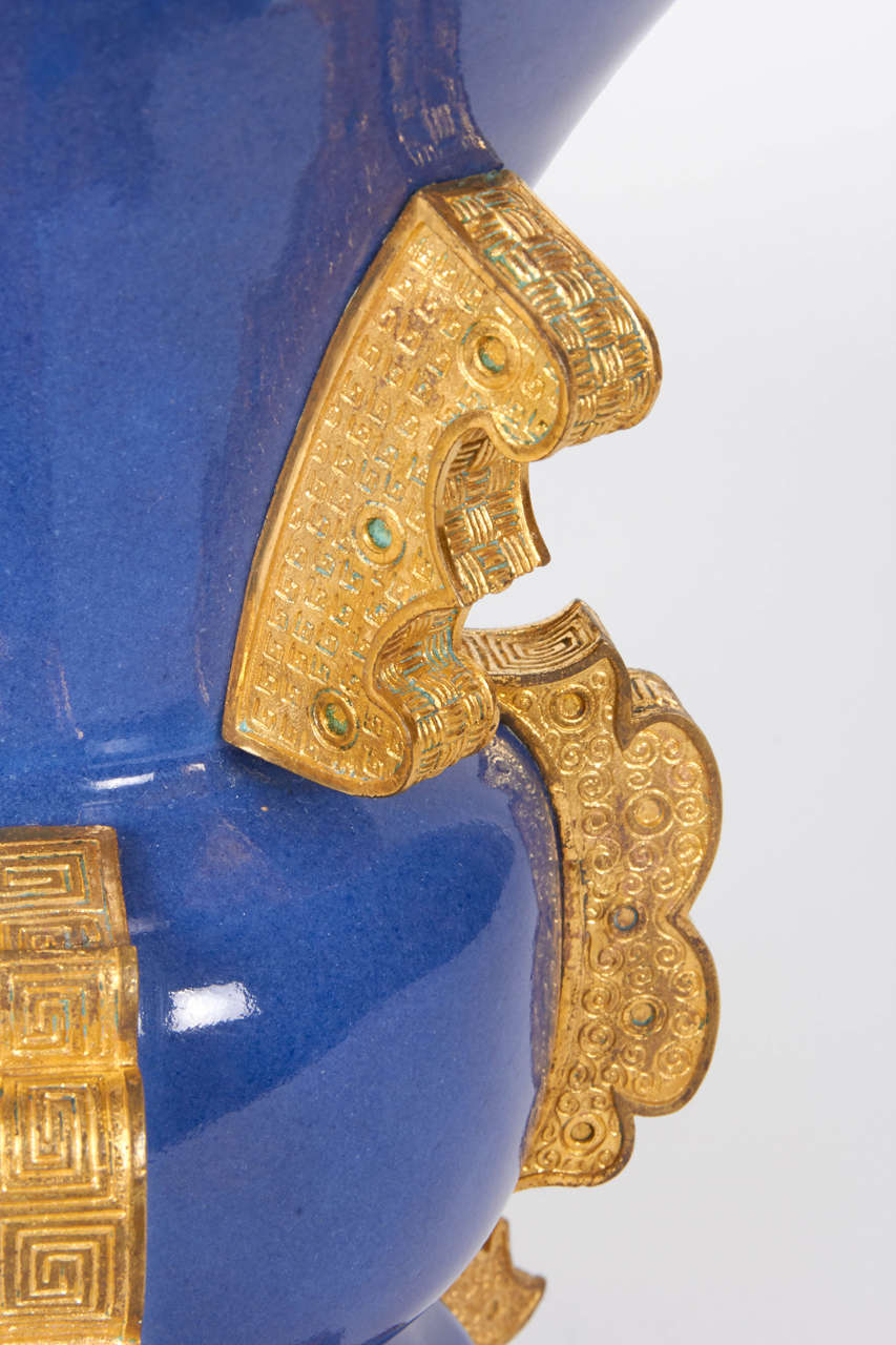 Paar chinesische Vasen aus blauem Poudre-Porzellan und Goldbronze im archaischen Stil im Zustand „Hervorragend“ im Angebot in New York, NY