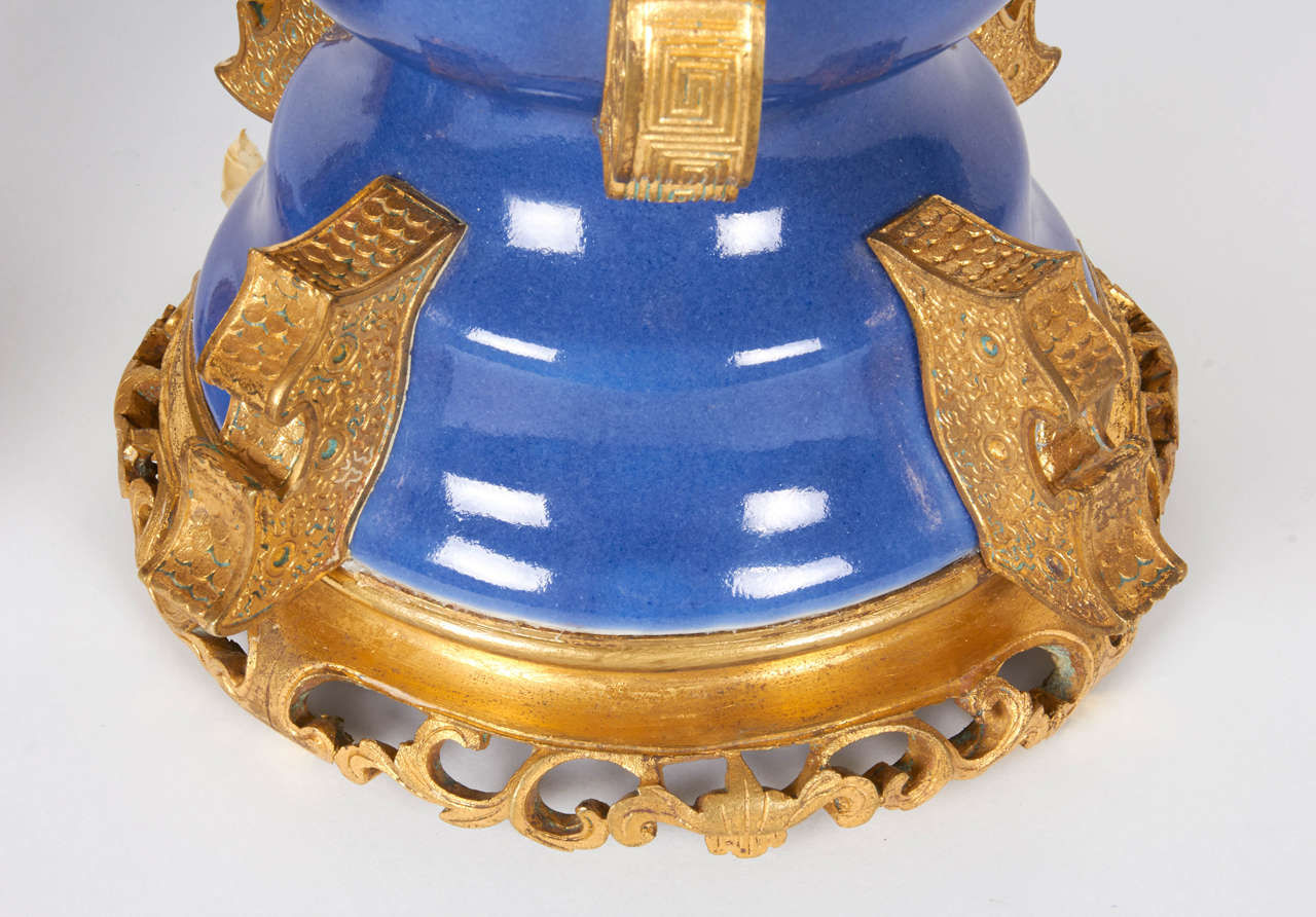 Inizio XIX secolo Coppia di vasi cinesi in porcellana blu Poudre e ormolu in stile arcaico in vendita