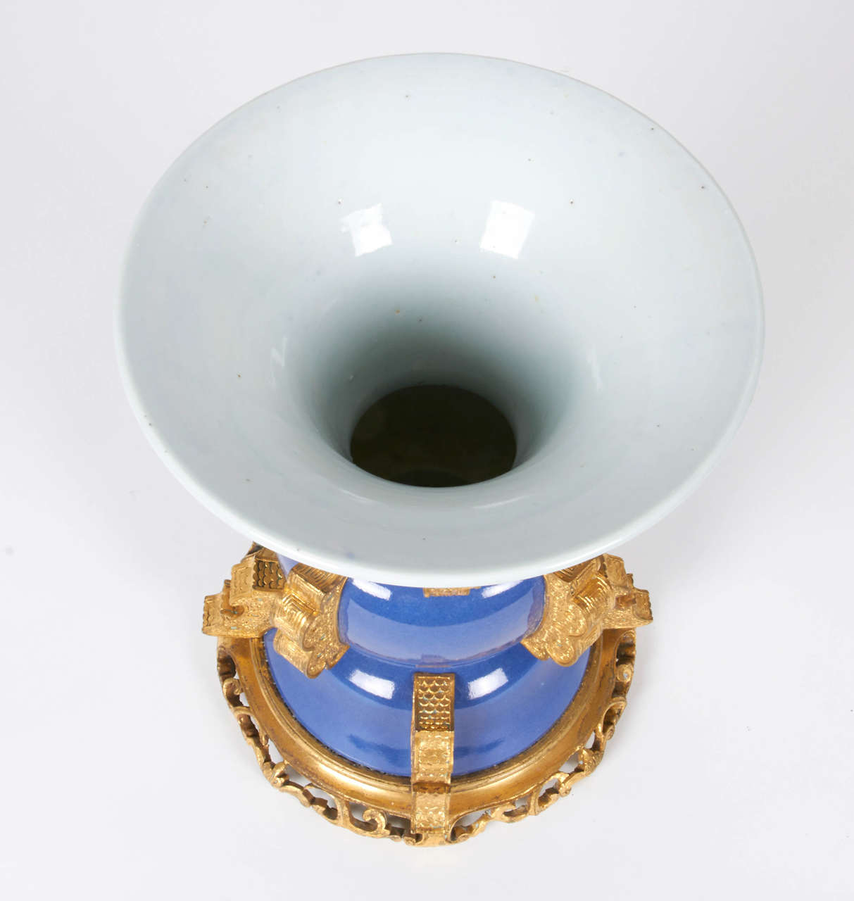 Paar chinesische Vasen aus blauem Poudre-Porzellan und Goldbronze im archaischen Stil im Angebot 1