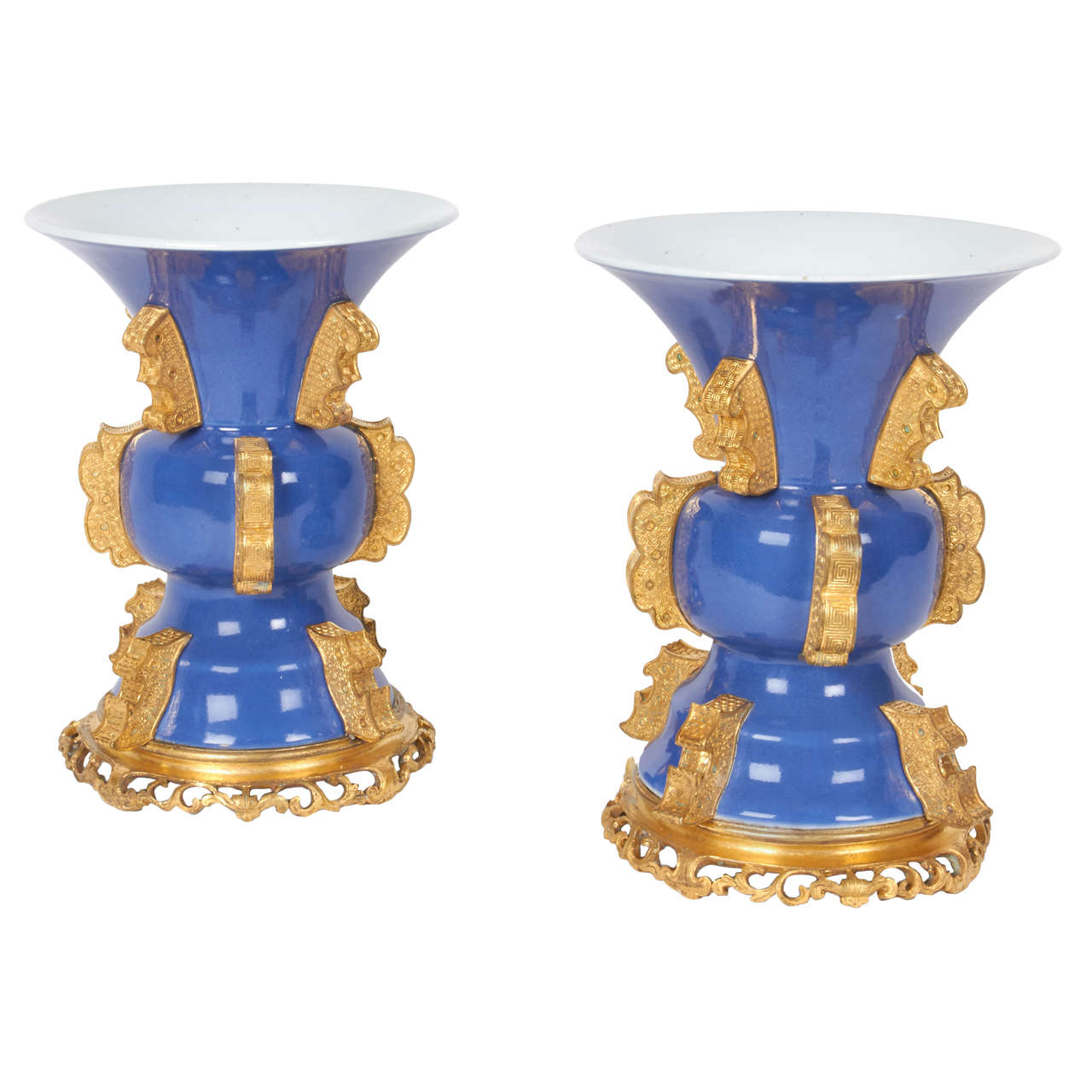 Paar chinesische Vasen aus blauem Poudre-Porzellan und Goldbronze im archaischen Stil im Angebot