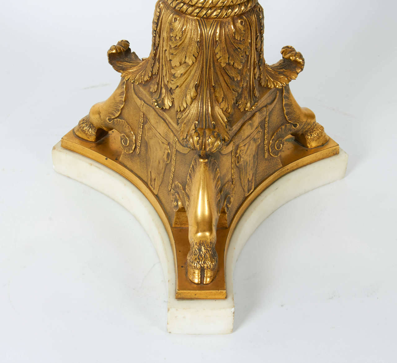 Néo-classique Grande lampe néoclassique en bronze doré d'E. F. Caldwell en vente