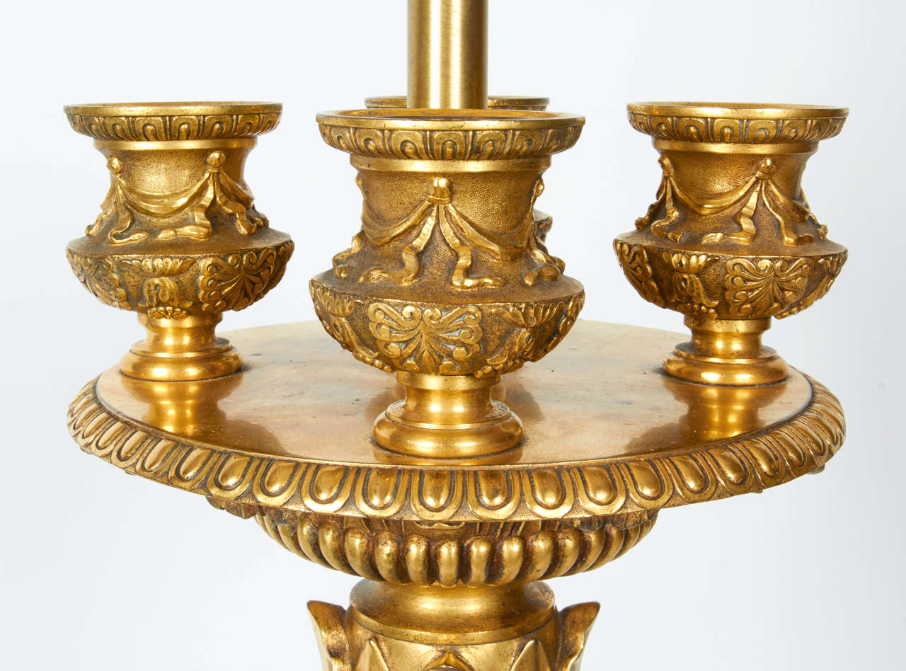 Grande lampe néoclassique en bronze doré d'E. F. Caldwell en vente 1
