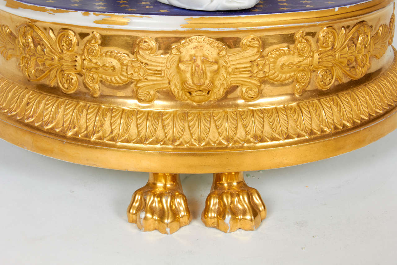 Großer figürlicher Tafelaufsatz aus russischem Empire-Porzellan mit Goldumrandung und weißer Biskuit (Frühes 19. Jahrhundert) im Angebot