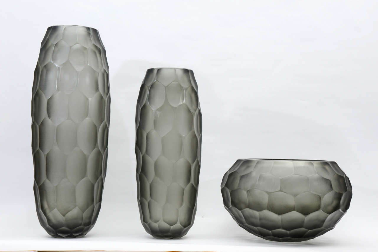Set of three vases in grey Murano glass. Dimensions: H 21,17,9. Signed Toso Murano.