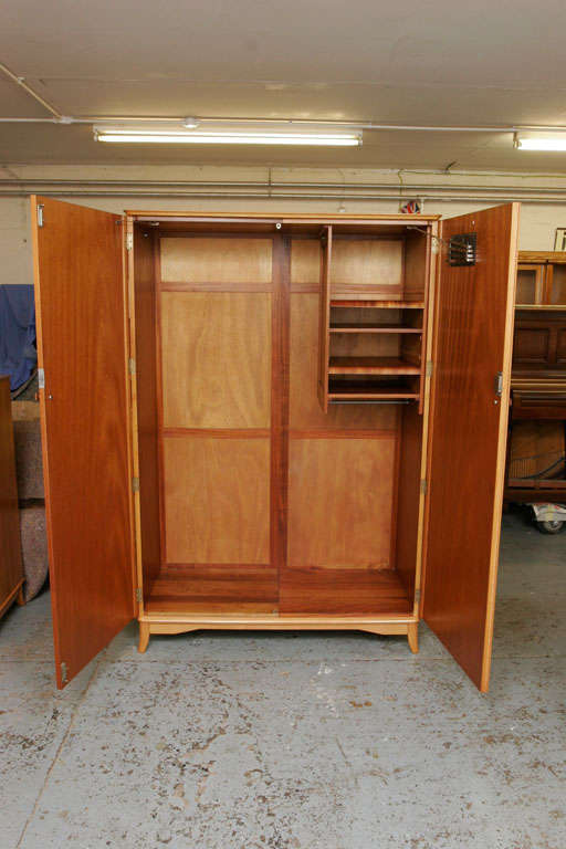 Heals of London peroba wood wardrobe, England circa 1950 In Excellent Condition For Sale In Macclesfield, Cheshire