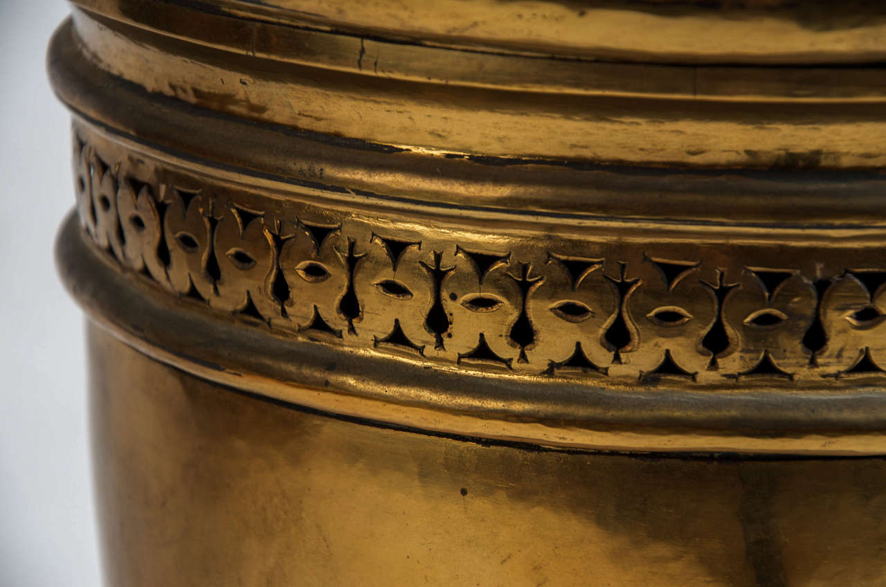 Large brass lidded urn In Good Condition In Henley-on Thames, Oxfordshire