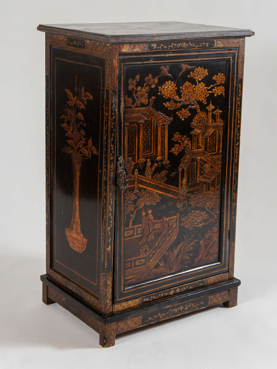 Elegant English William IV period lacquer pedestal cabinet or pot cupboard having all over gilt relief chinoiserie decoration.