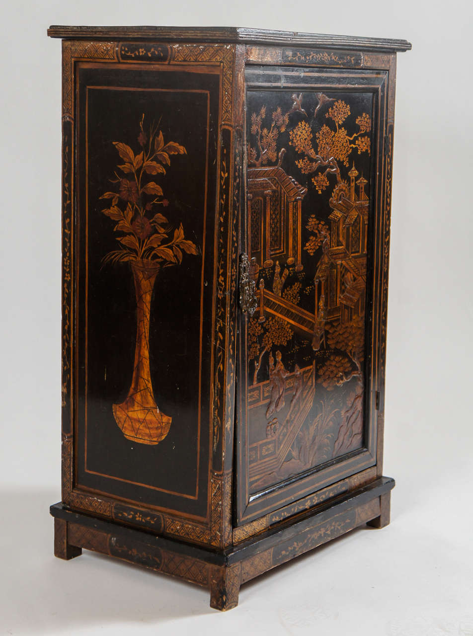 Chinoiserie Lacquer Pedestal Cabinet - England, circa 1830 In Excellent Condition In Kinderhook, NY