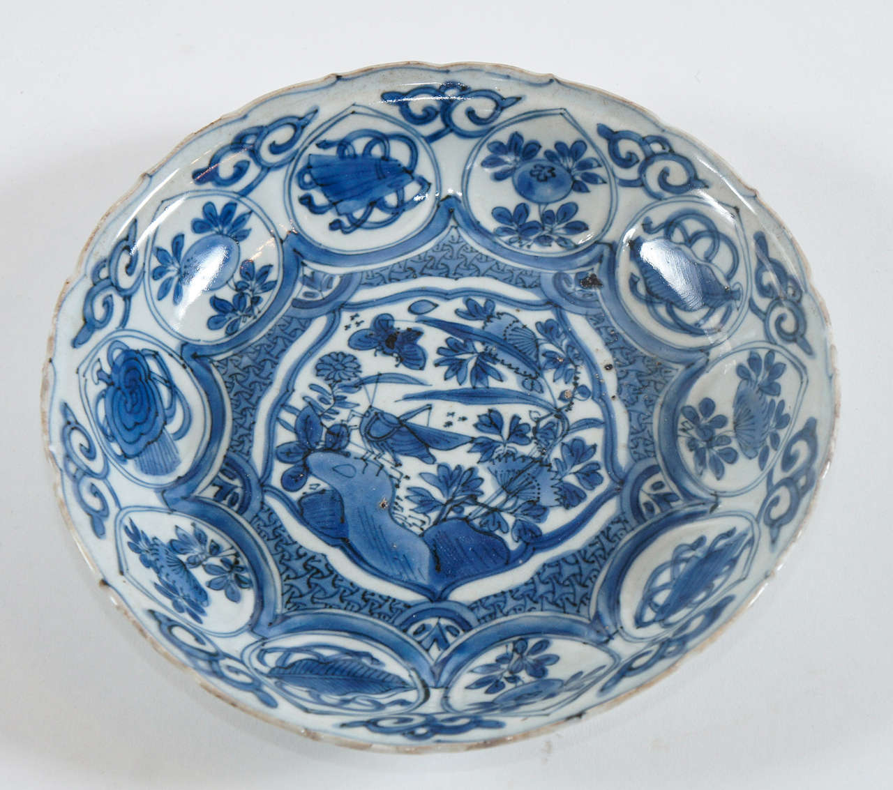Kraak Ming Porcelain Blue and White Shallow Bowl - China, circa 1600 In Excellent Condition In Kinderhook, NY