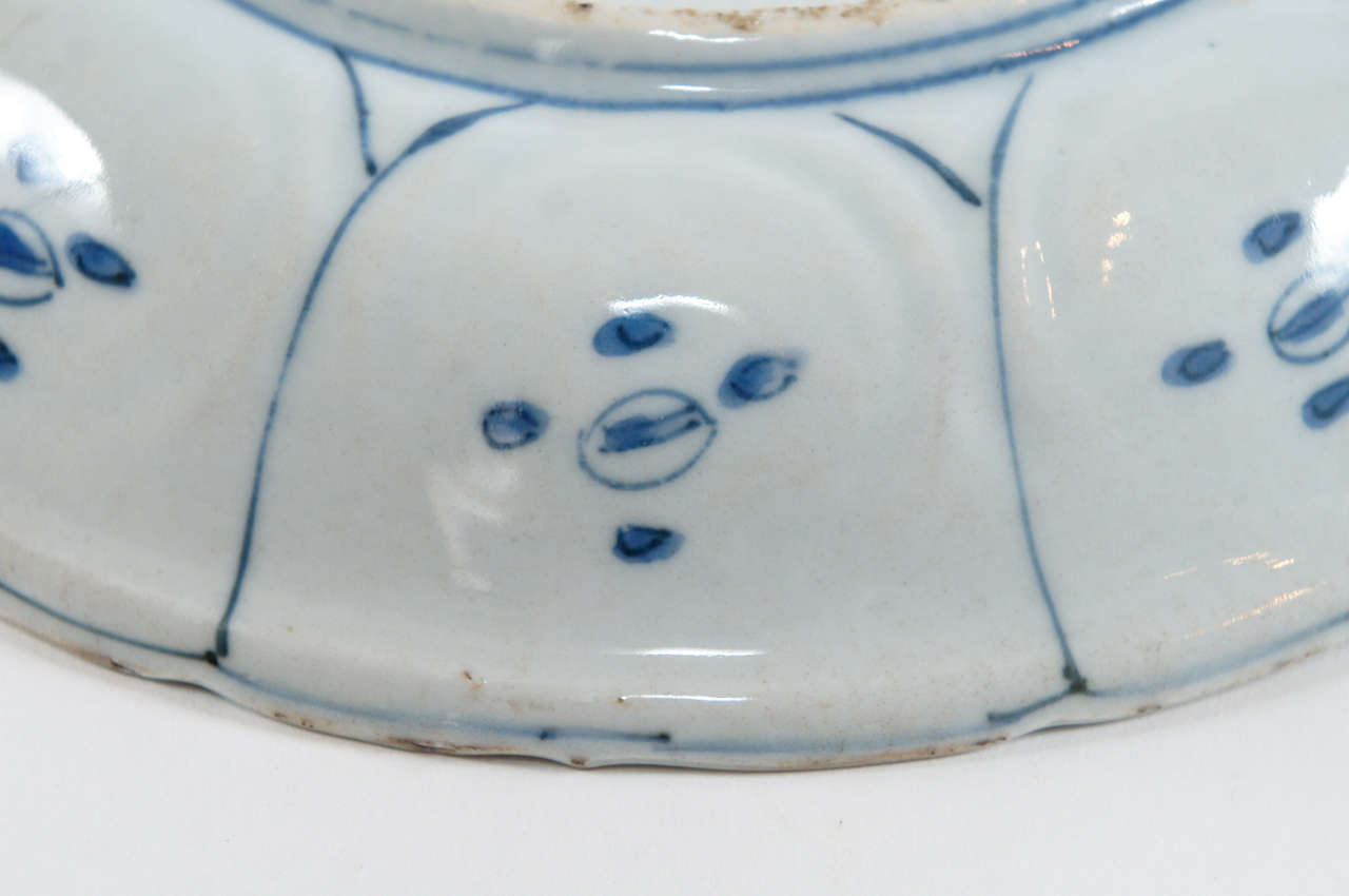 Kraak Ming Porcelain Blue and White Shallow Bowl - China, circa 1600 3