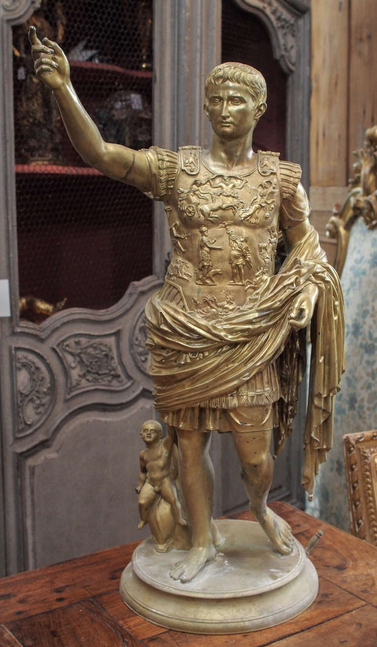 Figura de bronce bellamente cincelada de César.