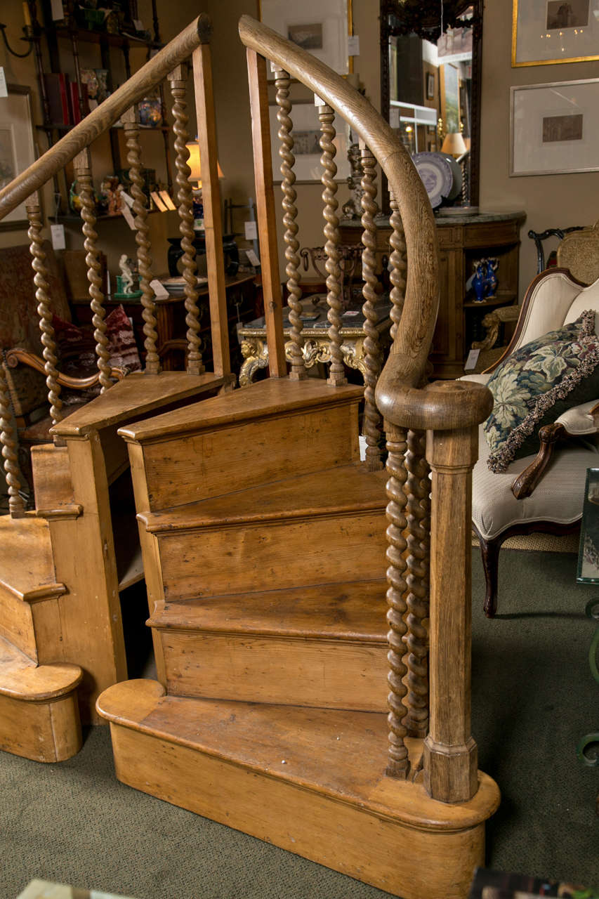 Britannique Paire d'escaliers en pin ancien en vente