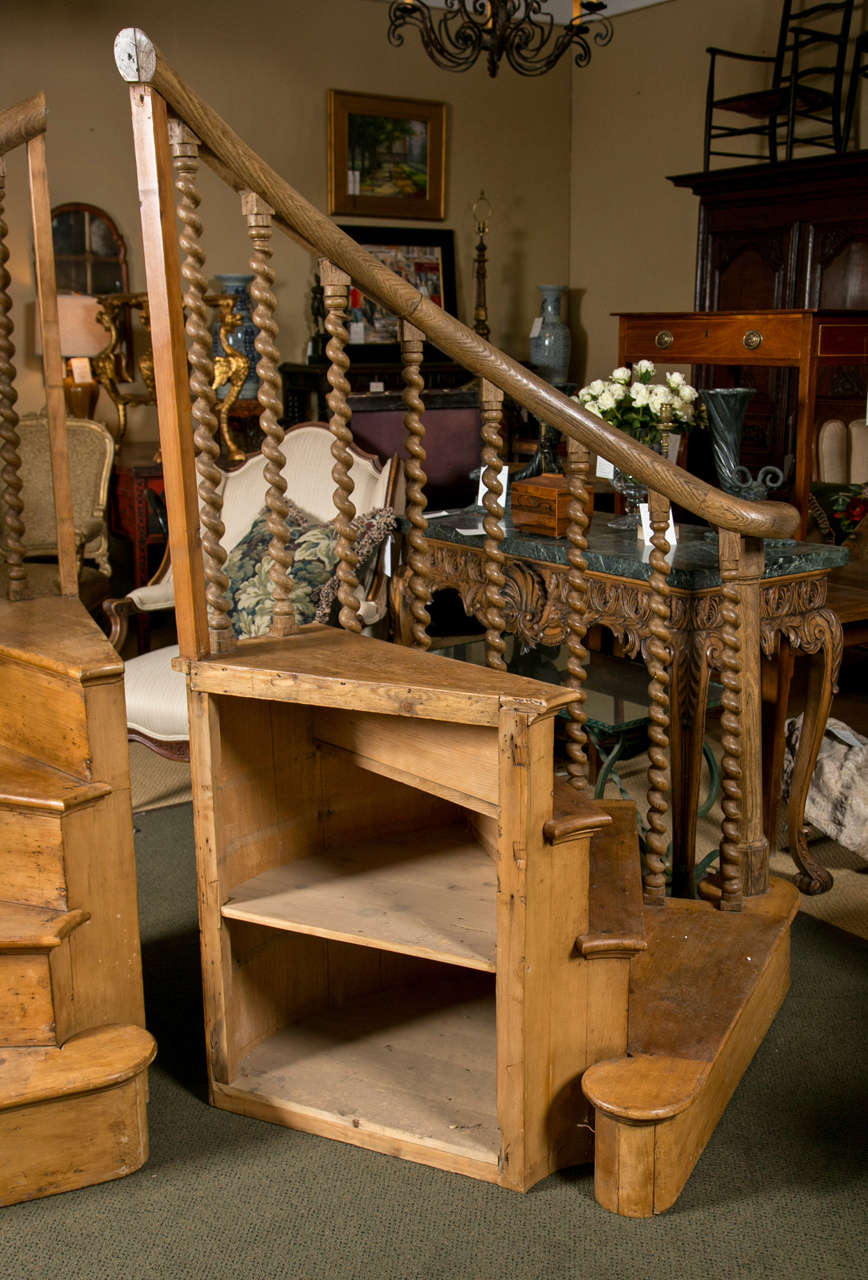 Paar antike Kiefernholzstühle, Paar im Zustand „Gut“ im Angebot in Stamford, CT