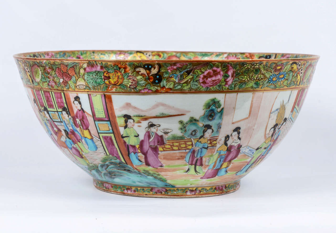 Punchbowl in Canton porcelain with a fine decor with palace scenes, flowers and butterflies.

Rose family, China, 19th century.