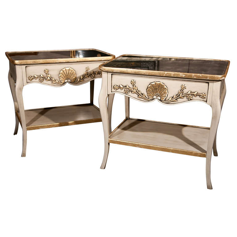 Paire de tables d'extrémité peintes de style Louis XV