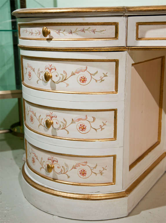Painted French Vanity Table In Excellent Condition In Stamford, CT