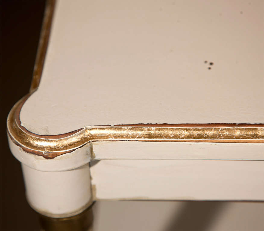 Pair of White Painted End Tables In Excellent Condition In Manhasset, NY