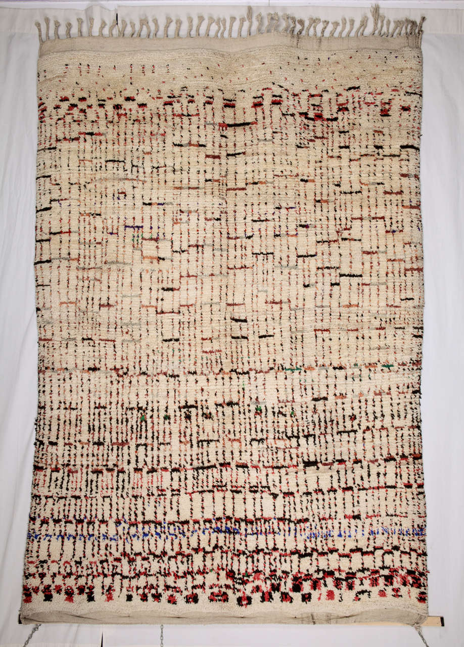 An extremely rare and graphic pattern for this Beni Ouarain confederation rug, with wonderful abstraction  and marked with spots of colors probably intended as sign of prestige.
Vibrant as the design comes in different degree of density giving the