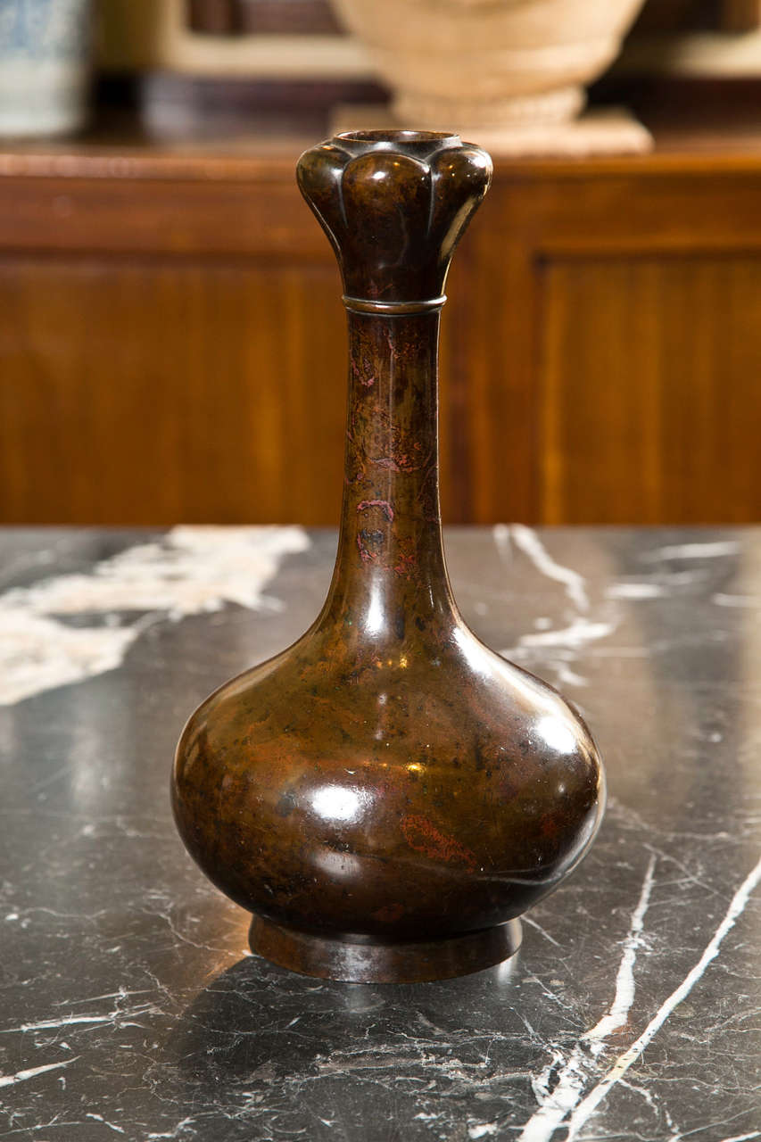 Un vase japonais en bronze patiné d'une couleur exceptionnelle avec un sommet en forme de bourgeon de lotus.