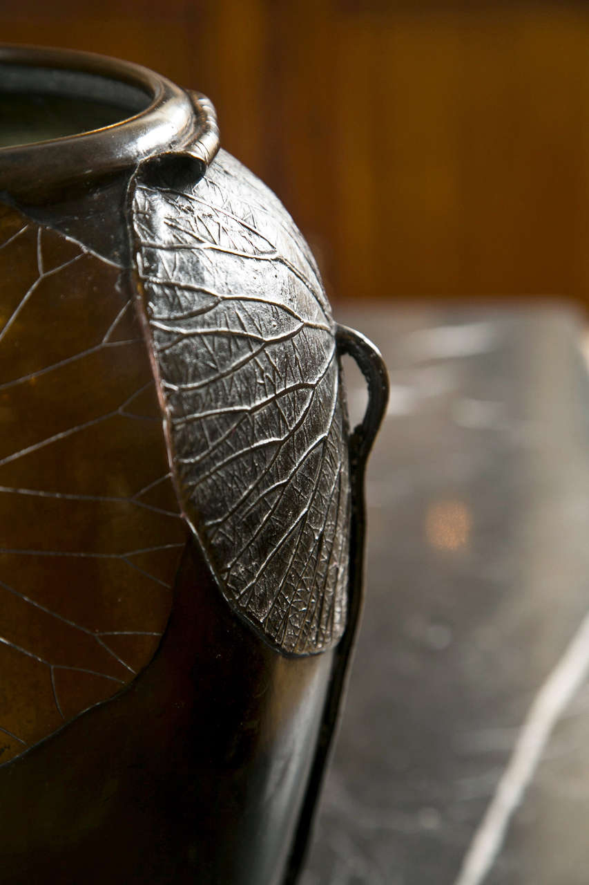 Japanische Bronzevase mit appliziertem Lotusblattmuster aus Bronze im Zustand „Gut“ im Angebot in Stamford, CT