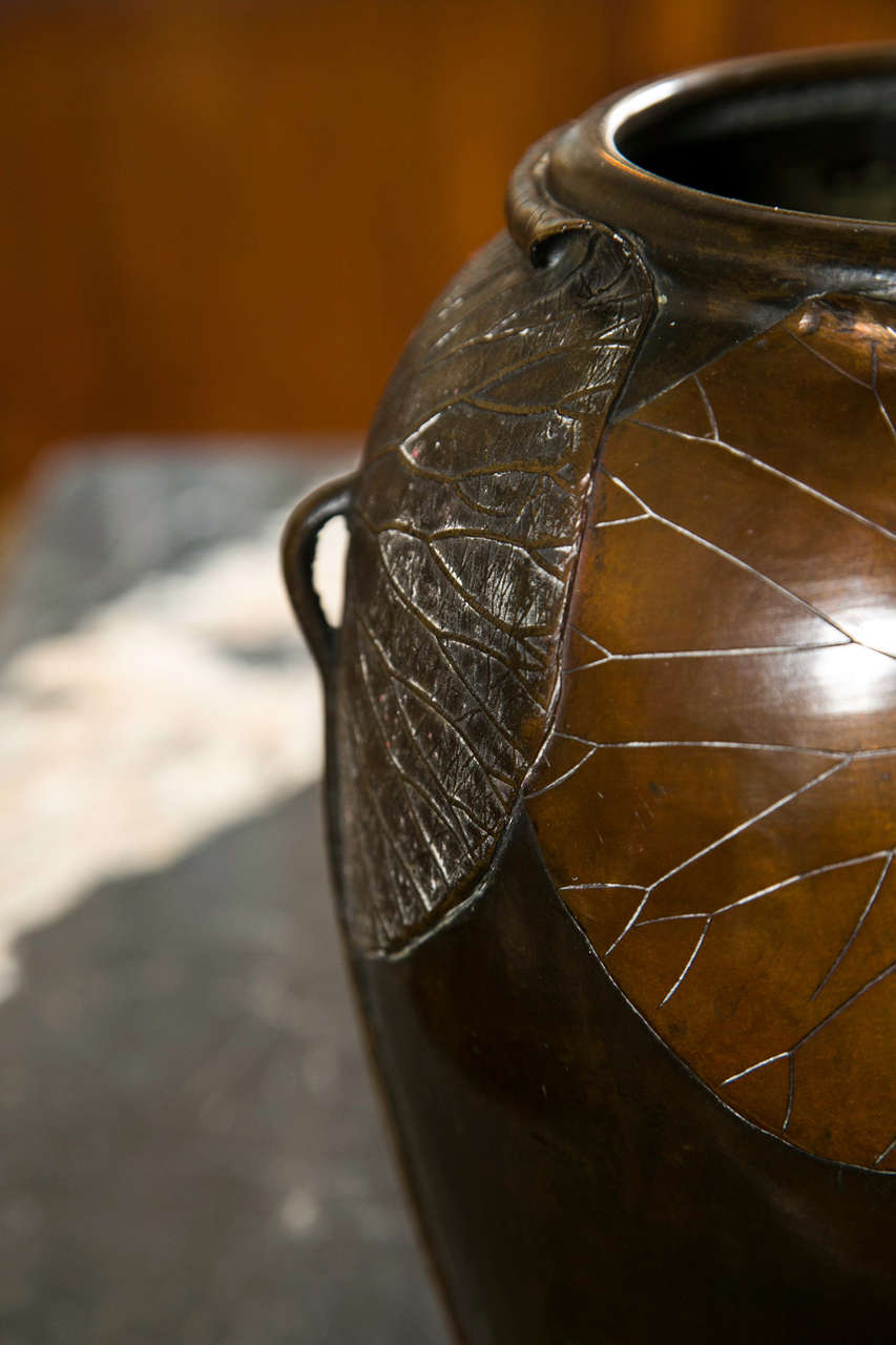 Vase japonais avec motif de feuilles de lotus appliqué Bon état - En vente à Stamford, CT