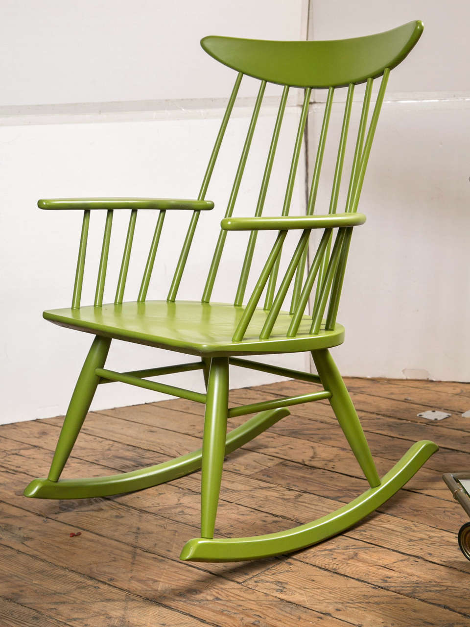 Unusual Green Conant Ball rocker in very good condition. Stamped
Conant Ball and made in Gardner, Mass. The chair has a Nakashima look to it
but it is more likely Russel Wright. Great mid century design