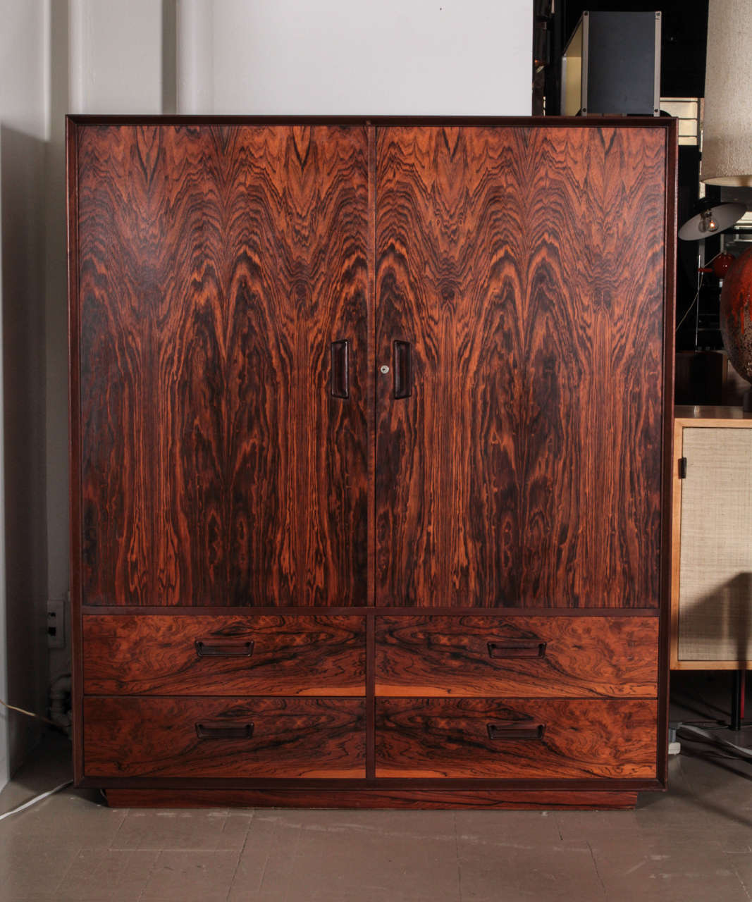 Large Danish rosewood cabinet with beautiful interior.
Excellent original condition. Beautifully constructed.