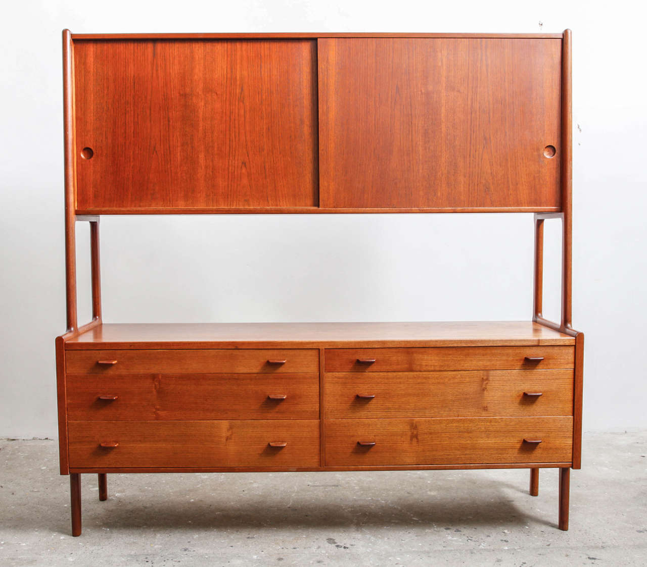 A wonderful example of Hans Wegner's sideboard or buffet combination for Ry Mobler. This piece was Wegner one of his most popular storage solutions.
It is comprised of a bottom sideboard with six drawers and a top buffet with shelves behind two