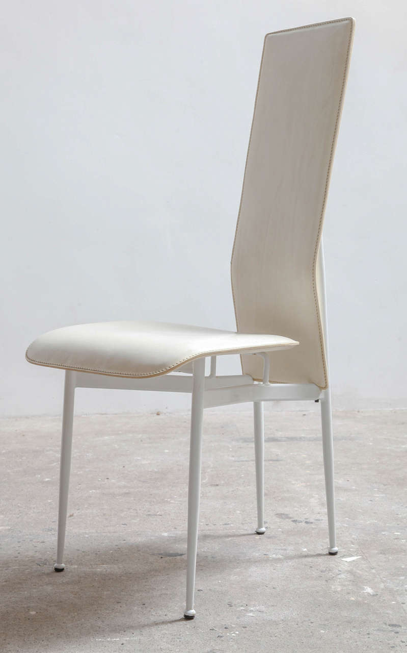 Chaise contemporaine,
S 44 par Giancarlo Vegni & Gianfranco Gualtierotti.
Structure en acier peint en blanc. 
Assise et dossier en cuir blanc.
Hauteur : 103 cm,Hauteur du siège : 46 cm,Largeur : 44 cm,Profondeur : 58 cm.
Conditions de garantie