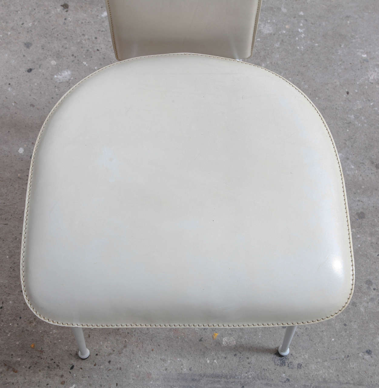 Acier Ensemble de cinq chaises italiennes vintage en cuir par Fasem en vente