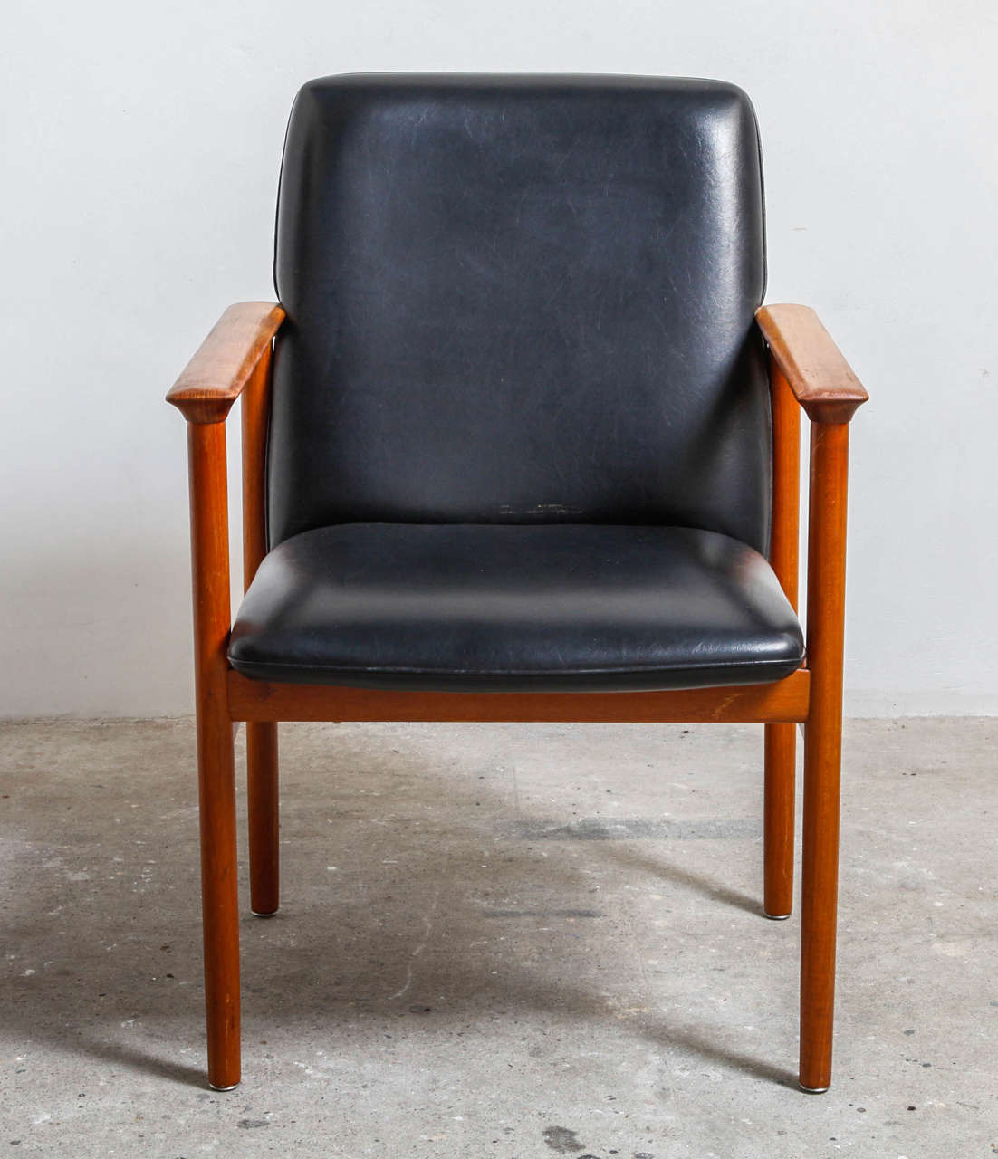 Armchair, model diplomat.
This set of two chairs by Arne Vodder for Sibast features solid rosewood frames with original black leather cushioned seats.