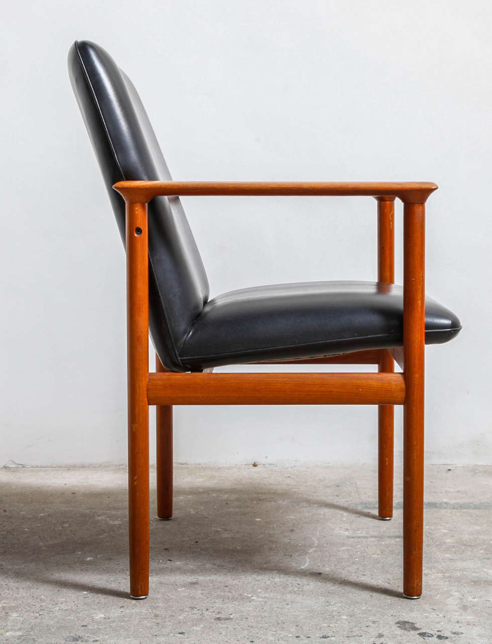 Scandinavian Modern Set of Two Diplomat Chairs Designed by Arne Vodder