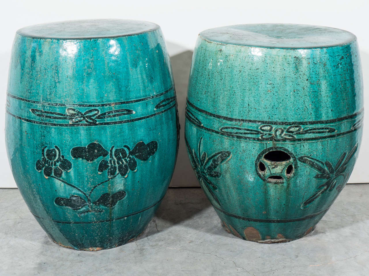 Deux tabourets de jardin en céramique ancienne:: joliment décorés et émaillés:: provenant de Chine:: de la province de Hunan:: c. 1900.  Vendu individuellement. 
CR497