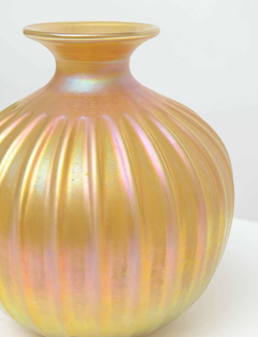 Gold Iridescent Murano Vase In Excellent Condition In Miami, FL