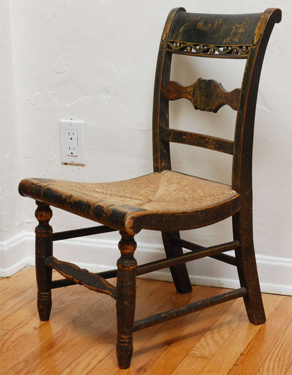 Dieser fein bemalte und verzierte Kinderstuhl aus Neuengland hat eine wunderbare Originalvergoldung und feine Schablonenspritzer. Der Binsen-Sitz ist ein Original des Stuhls. Es gibt Verschleiß mit dem Alter auf den Kanten des Sitzes und Sprossen