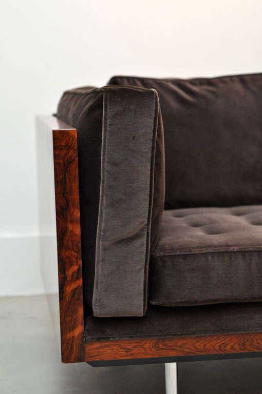 Mid-20th Century Rosewood case sofa - Milo Baughman