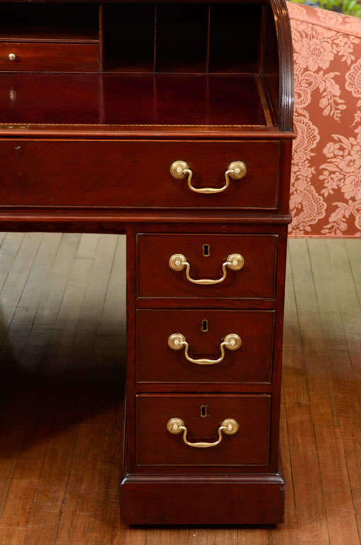 Rare George III Mahogany Double Pedestal Desk In Good Condition For Sale In New York, NY