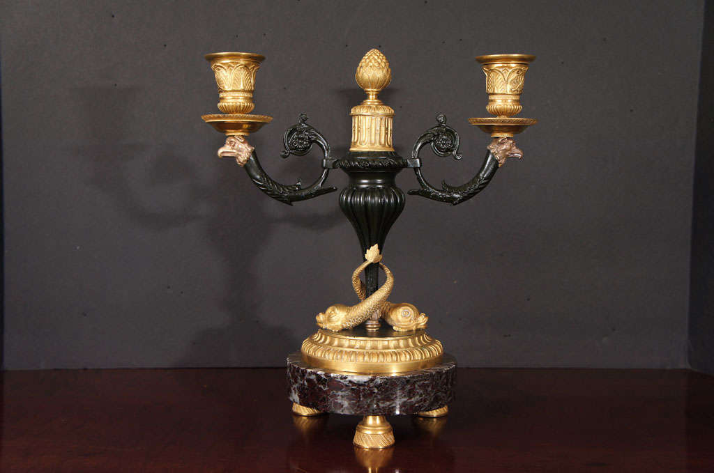 Français Paire de candélabres de style Louis XVI dorés et patinés en vente