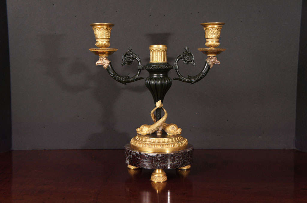 Doré Paire de candélabres de style Louis XVI dorés et patinés en vente