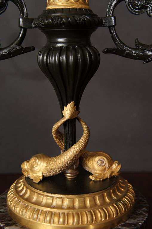 Marbre Paire de candélabres de style Louis XVI dorés et patinés en vente
