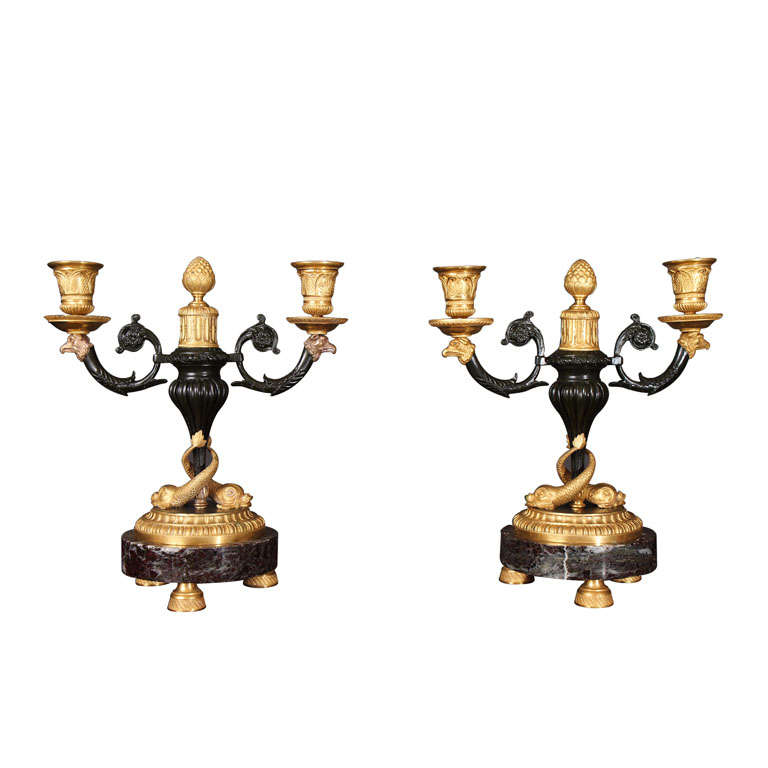 Paire de candélabres de style Louis XVI dorés et patinés en vente