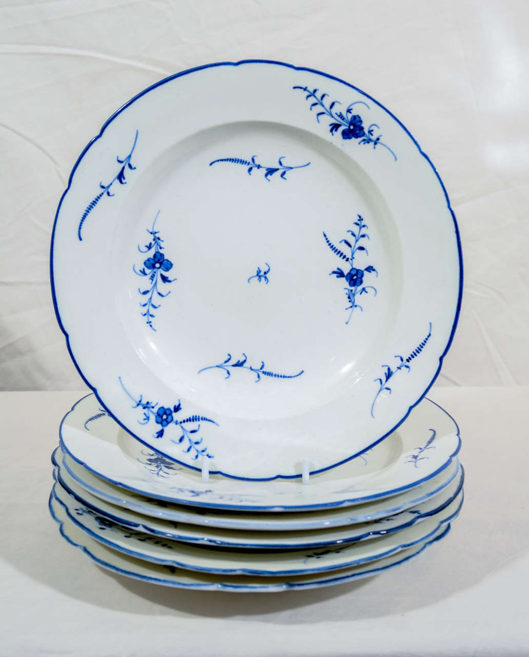 A set of 18th century Chantilly blue and white dinner plates painted with 'Chantilly Sprigs' and blue-line rims. The reverse with the Chantilly hunting horn mark in underglaze blue.
Chantilly porcelain is soft-paste porcelain produced between 1730