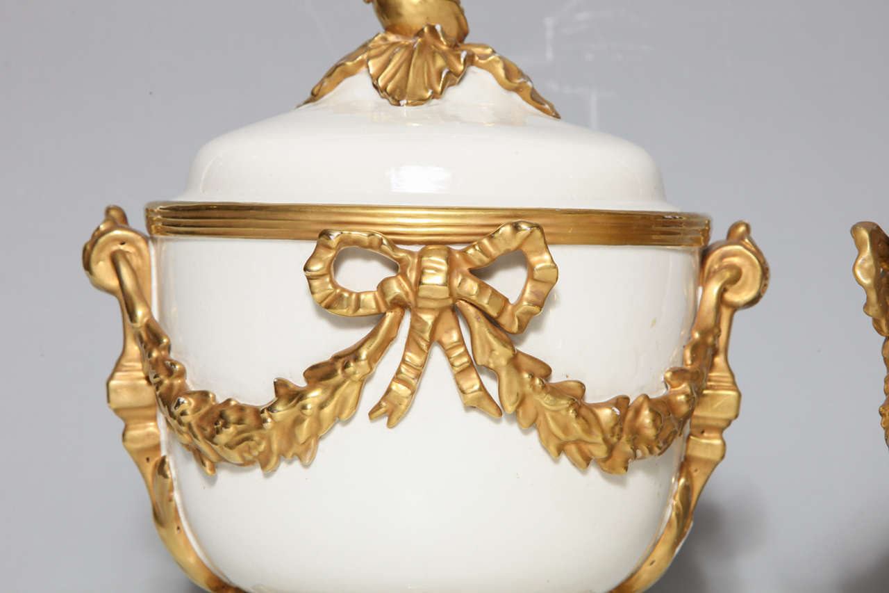 XIXe siècle Paire de rafraîchisseurs à fruits en porcelaine de style Louis XVI français d'antiquités en vente