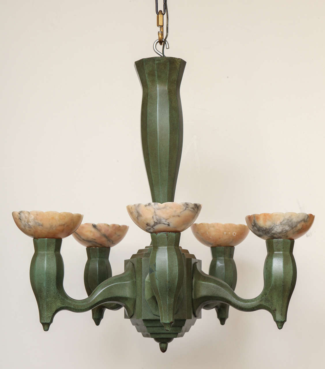 Lampadario Art Deco a cinque luci in bronzo policromo e alabastro.