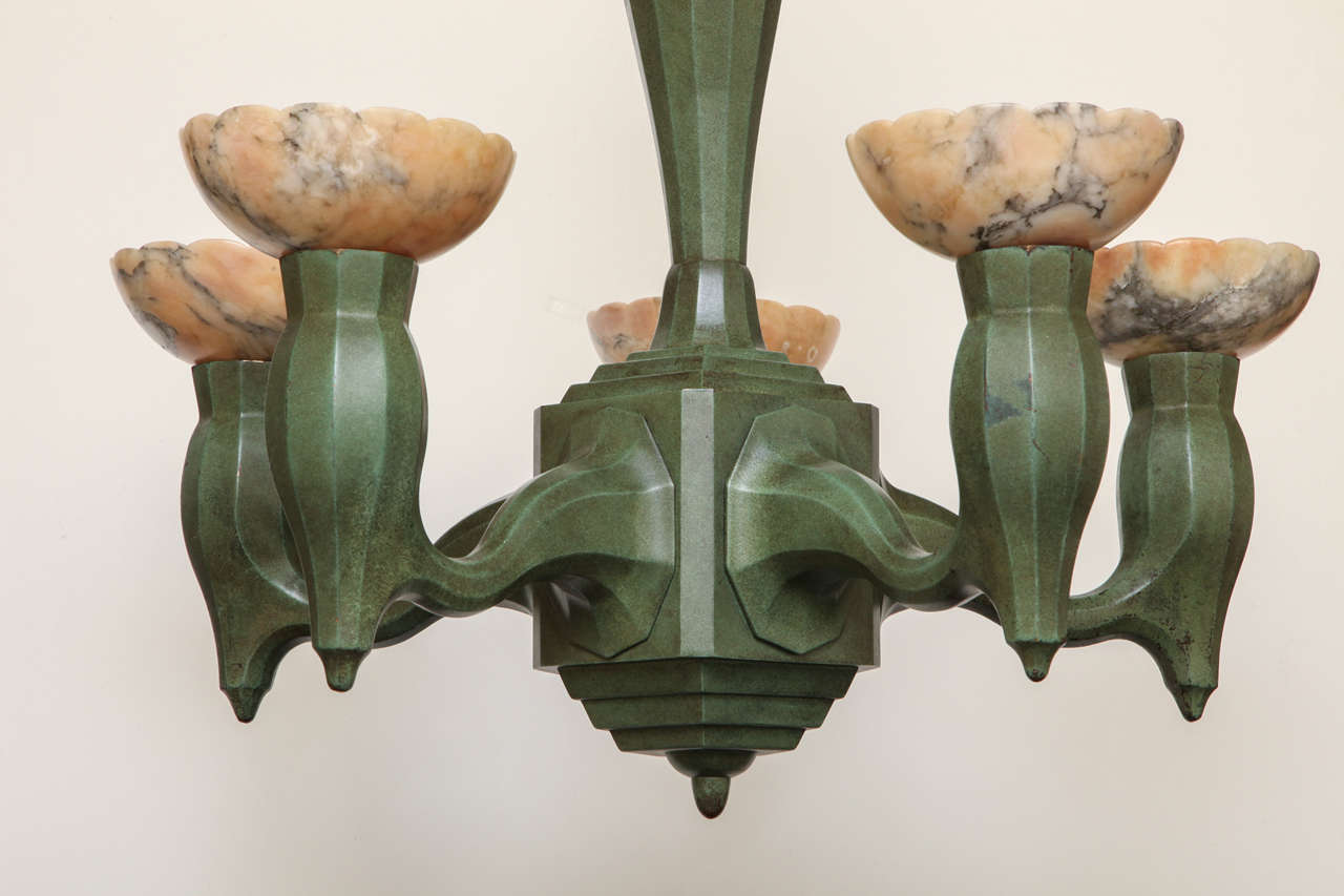 Art Déco Lampadario a cinque luci in bronzo policromo e alabastro in vendita