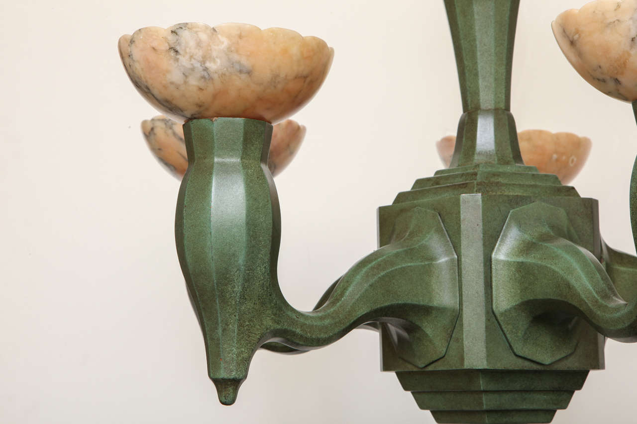 Francese Lampadario a cinque luci in bronzo policromo e alabastro in vendita